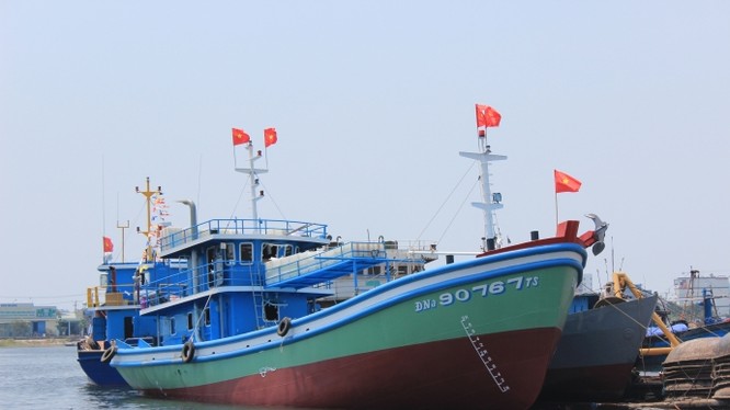 Tàu vỏ thép hành nghề lưới rê đầu tiên tại Đà Nẵng được hạ thủy sáng nay. Ảnh: Tấn Việt.