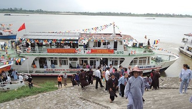 Đội tàu du lịch duy nhất trên sông Hồng của Hà Nội bị đình chỉ chưa biết đến khi nào vì không có nơi đón khách (ảnh chụp năm 2013, thời điểm đội tàu đang hoạt động).