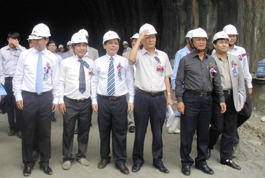 Ông Đào Tấn Lộc (thứ 4 từ trái sang), nguyên Bí thư Tỉnh ủy Phú Yên trong 1 lần thăm dự án Hầm đường bộ đèo Cả