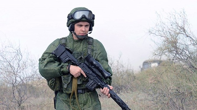 Một người lính với bộ trang phục chiến đấu Chiến binh và khẩu súng bắn tỉa loại Pecheneg - Ảnh: military-informant.com