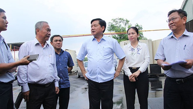  Sau cuộc tiếp xúc cử tri trong hội trường, Bí thư Thành ủy Đinh La Thăng đã trực tiếp đến kiểm tra bãi rác Đông Thạnh. Ảnh: HOÀNG GIANG