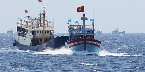 Tàu cá Trung Quốc tấn công đâm chìm tàu cá Việt Nam trên biển Đông