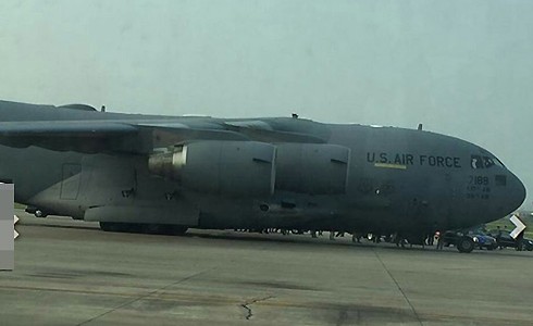 Máy bay Boeing C-17 đếnsân bay Nội Bài. Ảnh:CTV.
