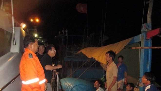 Giám đốc BFAR Asis Perez nói chuyện với các ngư dân Việt Nam mới bị bắt (Nguồn: update.ph)