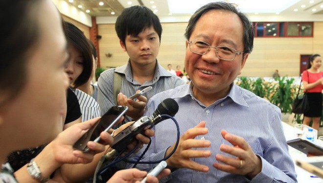 Ông Đỗ Hoàng Anh Tuấn trả lời báo chí những vấn đề thuế phí bên lề hội nghị triển khai nghị quyết 19/2016 - Ảnh: Nguyễn Khánh