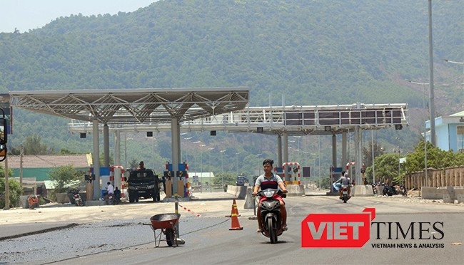 Trạm thu phí của Công ty Cổ phần BOT Phước Tượng- Phú Gia đặt ngay cửa ngõ vào Thị trấn Lăng Cô khiến người dân lo lắng