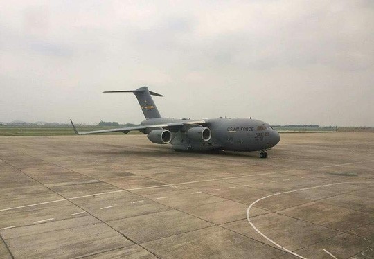 Chiếc Boeing C17 chở phương tiện phục vụ cho đoàn tùy tùng của Tổng thống Barack Obama đã đến sân bay Nội Bài Ảnh: TÔ HÀ