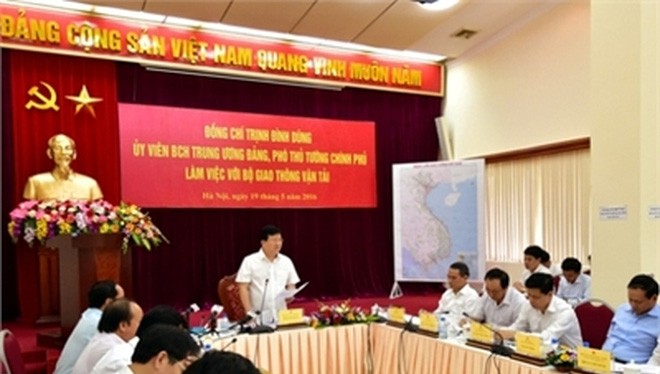 Phó Thủ tướng Trịnh Đình Dũng làm việc với Bộ GTVT. Ảnh: VGP