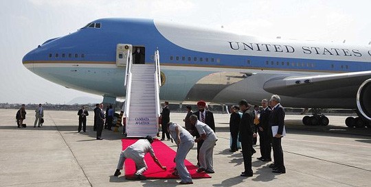 Trải thảm đỏ đón Tổng thống Barack Obama tại sân bay trong một chuyến thăm nước ngoài