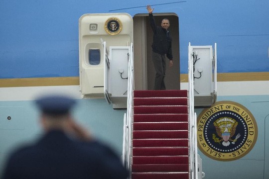 Tổng thống Obama lên chuyên cơ Air Force One, rời căn cứ không quân Andrews ở Mỹ vào chiều ngày 21-5 theo giờ Washington để bắt đầu chuyến công du Việt Nam - Ảnh: AP
