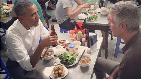 Ông Obama đi ăn tối tại khu vực quận Hai Bà Trưng, Hà Nội. Ảnh: Anh Tuấn