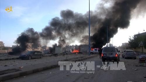 Khói bốc lên sau các cuộc không kích của quân đội Chính phủ Syria vào các mục tiêu của phiến quân IS tại Raqa tháng 11/2014. Ảnh: AFP/TTXVN