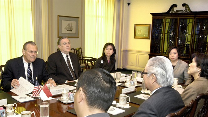Elizabeth Phú (ngồi trong cùng, hàng ghế bên trái) tham dự một cuộc họp giữa Bộ trưởng Quốc phòng Mỹ Donald Rumsfeld và Phó thủ tướng Singapore Tony Tan năm 2004