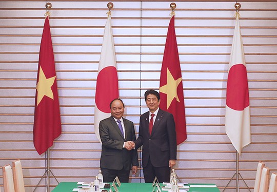 Thủ tướng Nguyễn Xuân Phúc bắt tay Thủ tướng Shinzo Abe