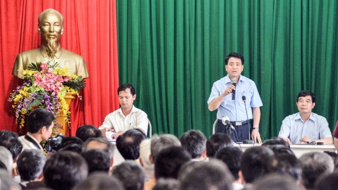 Chủ tịch UBND thành phố Hà Nội Nguyễn Đức Chung đối thoại với dân chiều tối 28-5 - Ảnh: X.THÀNH