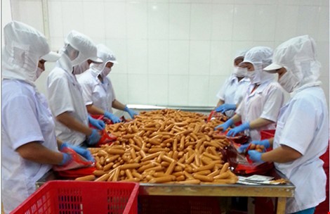 Hình ảnh sản xuất xúc xích của Vietfoods. Ảnh: TT