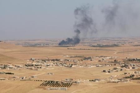 Khói bốc lên trong giao tranh tại vùng nông thôn Manbij. Ảnh: Reuters