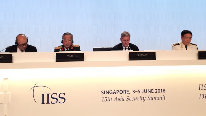 Đô đốc Tôn Kiến Quốc (ngoài cùng bên phải) bao biện về chủ quyền của Trung Quốc tại Đối thoại Shangri-La ở Singapore ngày 5-6 - Ảnh: QUỲNH TRUNG
