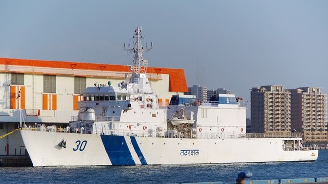 Một tàu OPV của Cảnh sát biển Ấn Độ thăm Kobe, Nhật Bản năm 2010