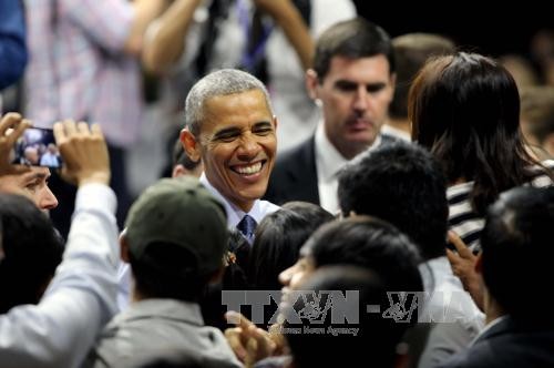 Tổng thống Barack Obama với các bạn trẻ thành viên Sáng kiến Thủ lĩnh Trẻ Đông Nam Á tại buổi gặp gỡ ngày 25/5. Ảnh: Quang Nhựt/TTXVN