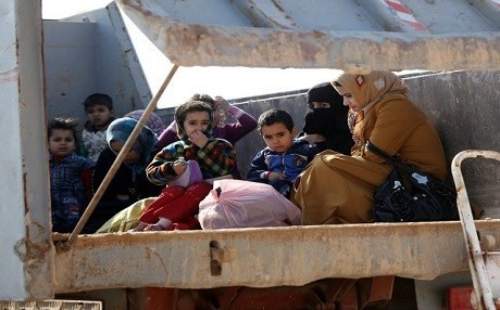 Phụ nữ và trẻ em trên đường chạy trốn khỏi Fallujah, Iraq. (ảnh: AFP).