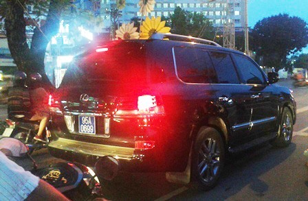 Chiếc xe Lexus biển xanh của Phó chủ tịch tỉnh Hậu Giang gây xôm xao dư luận 