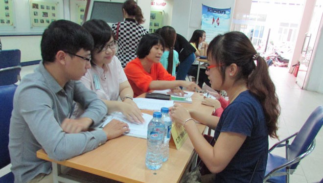 Sinh viên phỏng vấn tại Trung tâm Dịch vụ Việc làm Hà Nội. Ảnh: Diệp Trương