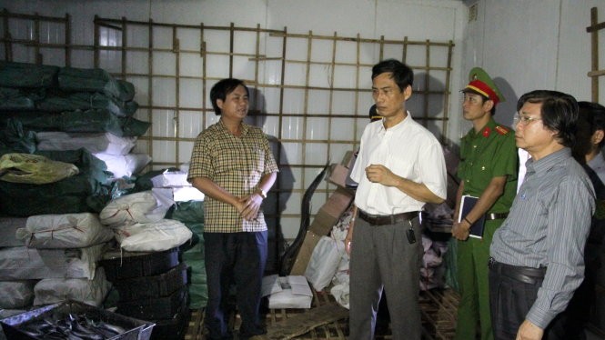 Lãnh đạo các ngành y tế, nông nghiệp ở Quảng Trị kiểm tra lô cá nục bị nhiễm phenol chiều 11-6 - Ảnh: Quốc Nam