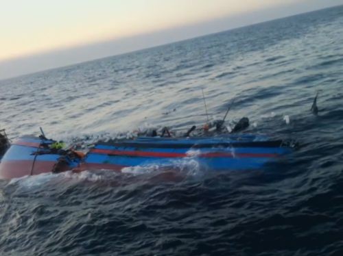 Tàu cá Việt lại bị đâm chìm, một ngư dân mất tích