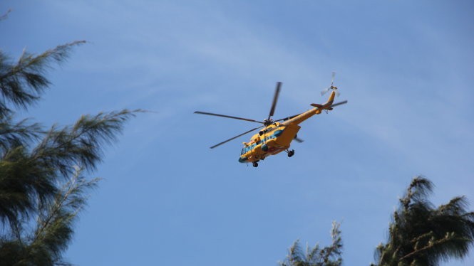 Trực thăng tìm kiếm cứu nạn máy bay tiêm kích Su 30 MK2 ở vùng biển Cửa Hội - Ảnh: Doãn Hòa