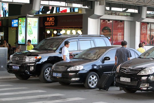 Xe công đón khách tại sân bay Tân Sơn Nhất, TP HCM Ảnh: HOÀNG TRIỀU
