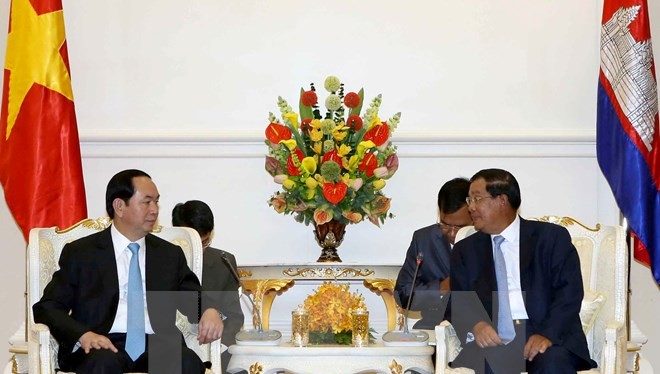 Chủ tịch nước Trần Đại Quang gặp Thủ tướng Chính phủ Hoàng gia Campuchia Samdech Techo Hunsen. (Ảnh: Nhan Sáng/TTXVN)