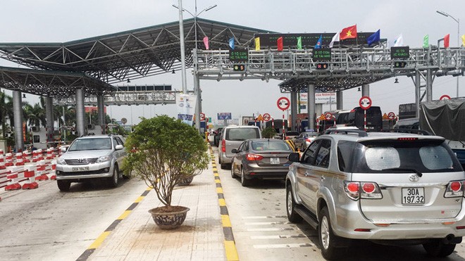Trước việc đường chưa hoàn thiện, nhiều DN vận tải đề nghị dừng thu phí cao tốc Hà Nội - Bắc Giang. Ảnh: Anh Trọng