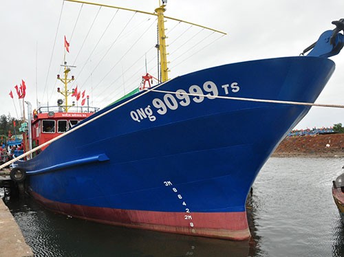 Một chiếc tàu vỏ thép ở Quảng Ngãi được đóng mới từ nguồn vốn vay. Ảnh TL