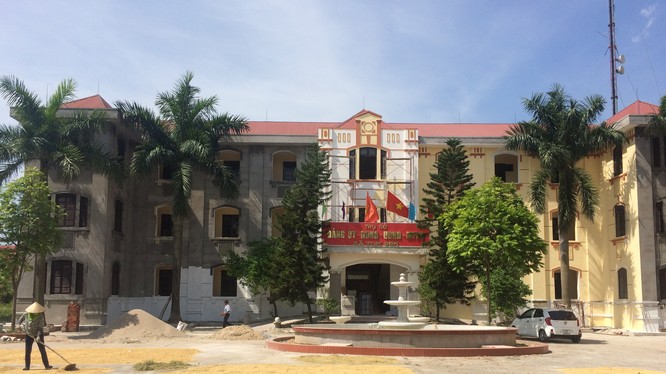 Trụ sở các cơ quan chính quyền xã Tam Sơn (thị xã Từ Sơn, Bắc Ninh) được cho là quá quy mô, lãng phí trong khi có nhiều việc khác cấp thiết hơn cần đầu tư.