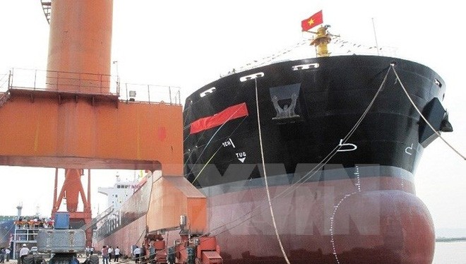 Công ty Đóng tàu Hạ Long bàn giao một tàu hàng đã đóng xong. (Ảnh: Văn Đức/TTXVN)
