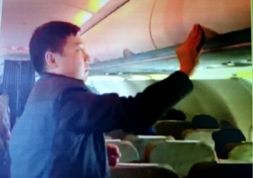 Trước đó, một hành khách khác là Zhang Giang (Trung Quốc) ăn cắp đồ tại giá hành lý trên chuyến bay VN 600 Bangkok (Thái Lan) - TP.HCM chiều 19/1 cũng đã bị tiếp viên Vietnam Airlines bắt quả tang và quay clip làm bằng chứng