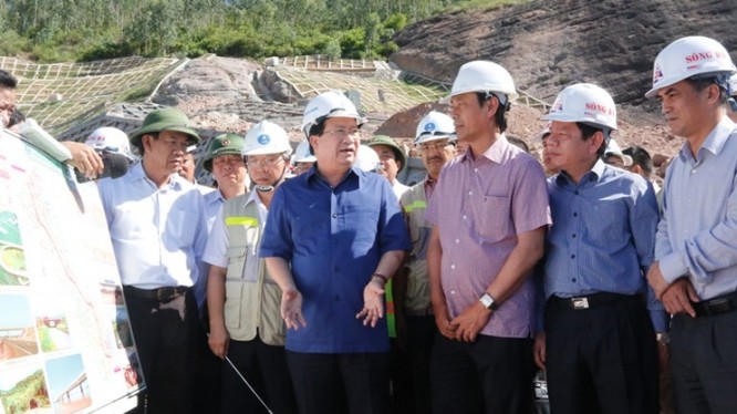 Phó thủ tướng Trịnh Đình Dũng chỉ đạo chủ đầu tư, nhà thầu nỗ lực đảm bảo tiến độ hoàn thành dự án cao tốc Đà Nẵng - Quảng Ngãi.