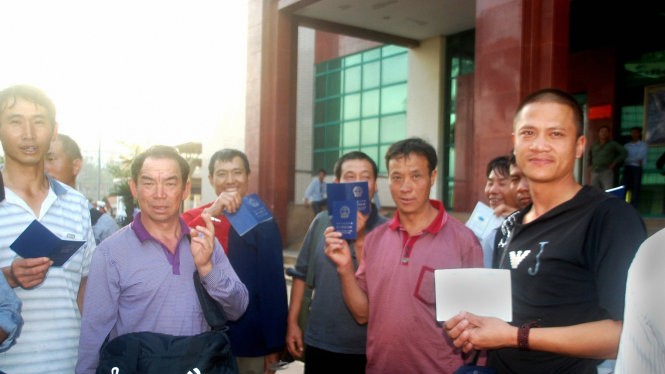 Đoàn du khách Trung Quốc nhập cảnh Việt Nam tại cửa khẩu quốc tế Lào Cai, trong số này có bốn hộ chiếu bị đóng dấu hủy vì có “đường lưỡi bò” - Ảnh: HỒNG THẢO
