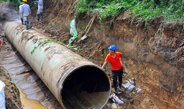Tuyến ống nước sạch Sông Đà - Hà Nội liên tục bị vỡ ảnh hưởng đến hàng nghìn hộ dân thủ đô. Ảnh: Hoàn Nguyễn.