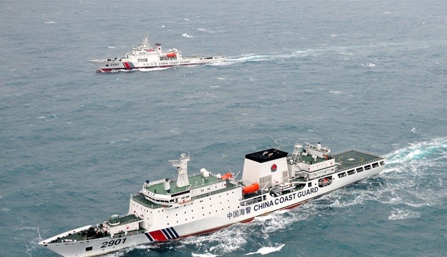 Hai tàu hải cảnh 2901 và tàu hải cảnh 2502 đang hải hành trên vùng nước biển Hoa Đông