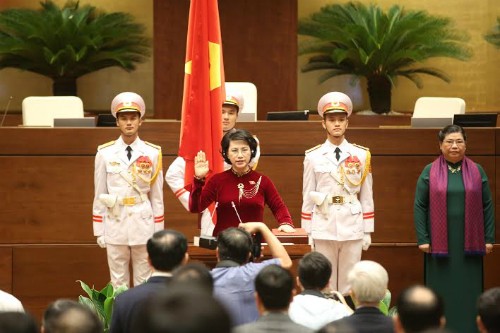 Bà Nguyễn Thị Kim Ngân tuyên thệ nhậm chức khi Phó chủ tịch Quốc hội Tòng Thị Phóng đứng cạnh. Ảnh: Thắng Huy (VnExpress).