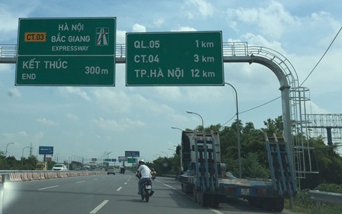 Ô tô và xe máy cùng lưu thông trên tuyến cao tốc Hà Nội - Bắc Giang