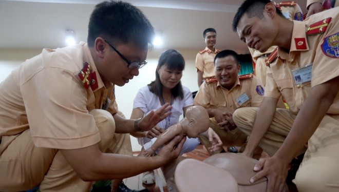 CSGT Hà Nội thực hành đỡ đẻ trong tình huống khẩn cấp.
