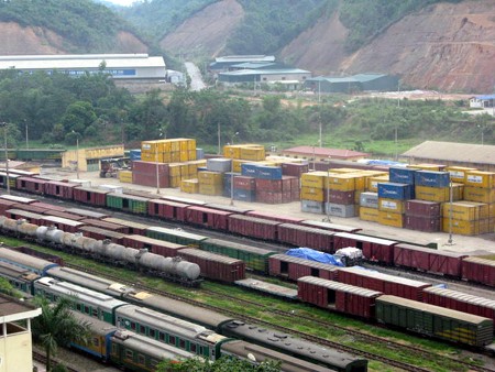 Ga Lào Cai có bãi container nhưng lại thiếu phương tiện chuyên dụng phục vụ làm hàng container