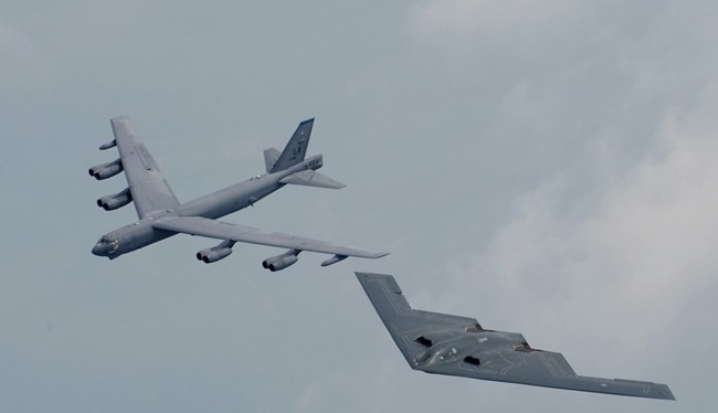 Máy bay ném bom tàng hình B-2 Spirit và "pháo đài bay" B-52 của Mỹ