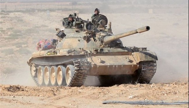 Xe tăng quân chính phủ Syria trên chiến trường Palmyra.