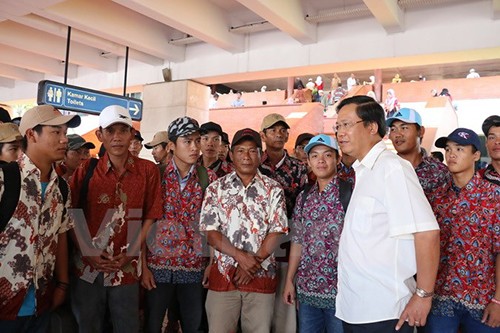 Đại sứ đặc mệnh toàn quyền Việt Nam tại Indonesia Hoàng Anh Tuấn và ngư dân Việt bị bắt ở Indonesia
