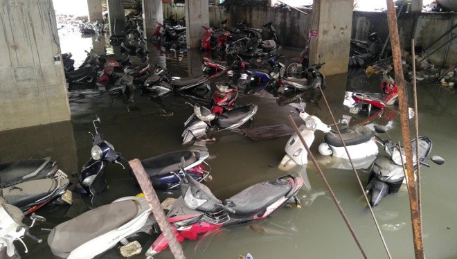Bãi giữ xe số 5D đường Nguyễn Siêu (quận 1), cả nghìn chiếc xe đến trưa nay vẫn còn chìm trong nước.