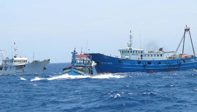 Tàu cá Trung Quốc đâm chìm tàu cá Việt Nam trong sự kiện giàn khoan Hải Dương 981. Nguồn: Internet